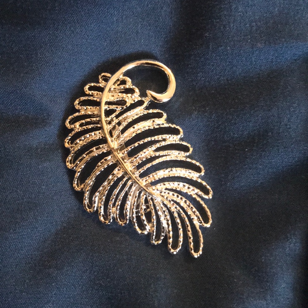 🌻🌻3 for $25 Vintage Leaf Pin/Brooch🌻🌻